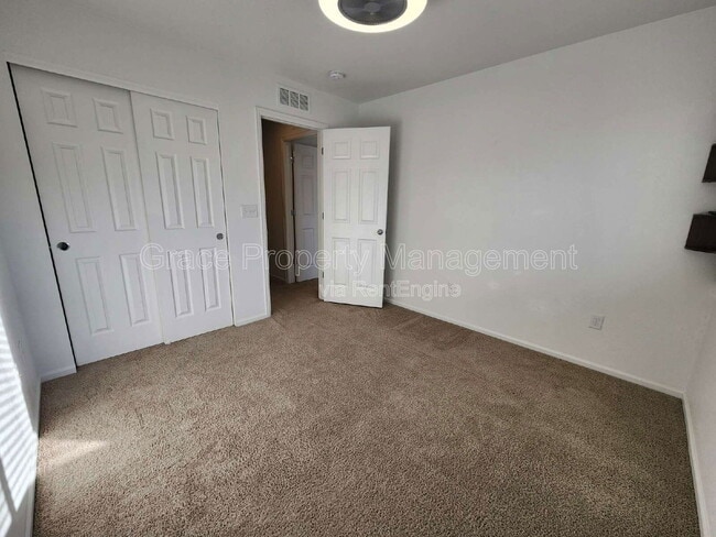 Building Photo - 221 Jackson Dr