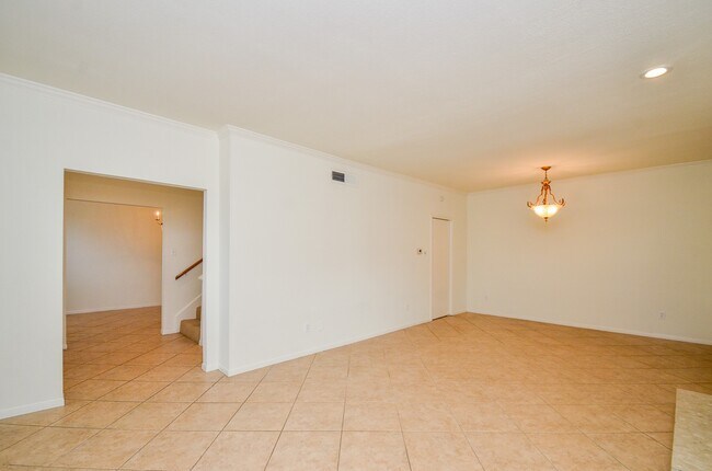 Building Photo - 2100 Tanglewilde St