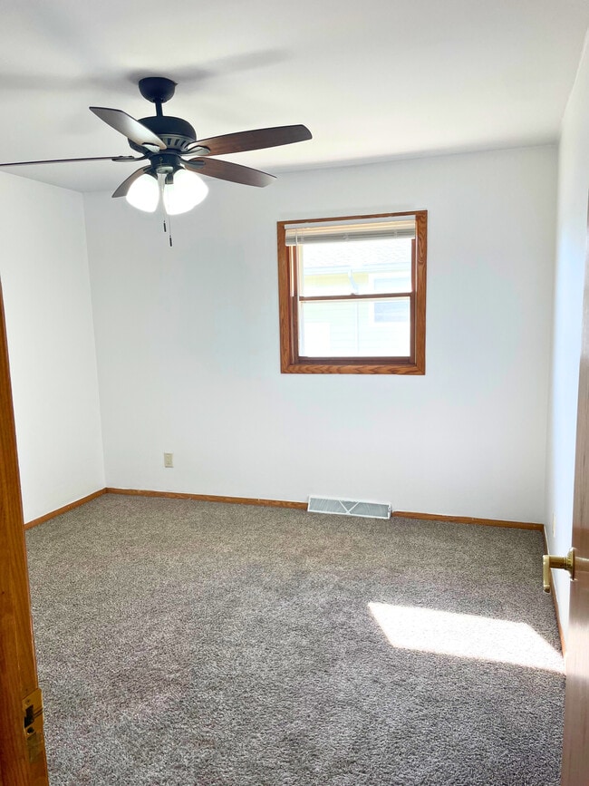 Building Photo - 705 Willow Run St