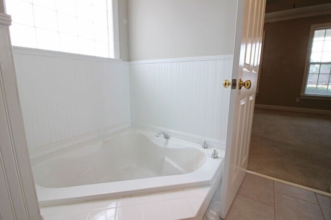 Building Photo - Lane Tree