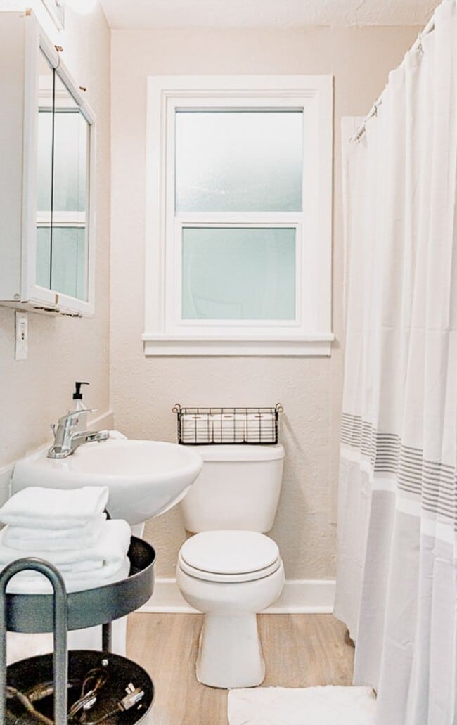 Building Photo - Cozy 2-Bedroom Home Near Sacred Heart, Shriners, and Deaconess