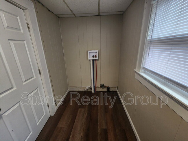 Building Photo - 823 S 10th St