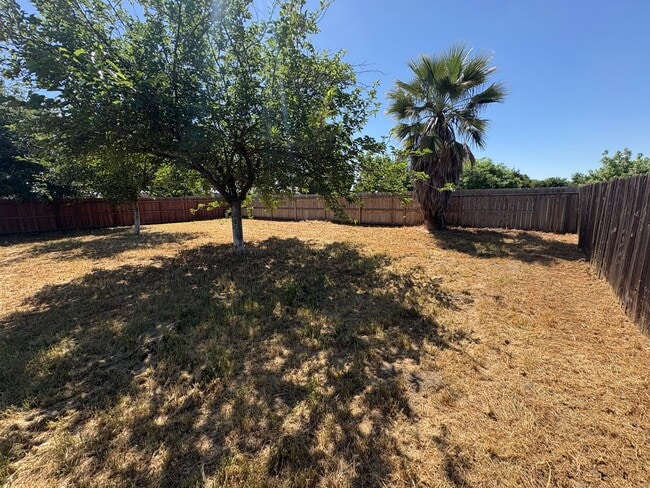 Building Photo - Charming Tulare home available now!