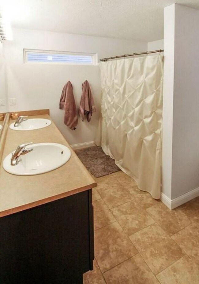 Building Photo - AVALON BLUFF...3 Bedroom 2 Bath