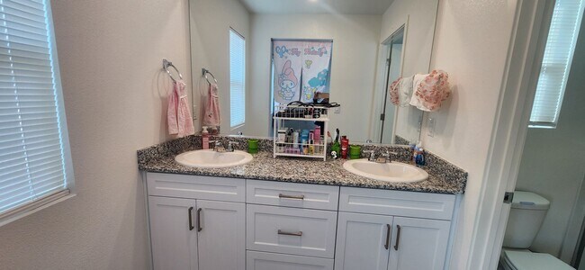 Building Photo - Beautiful 3 Bedroom 2.5 Bathroom Home in E...