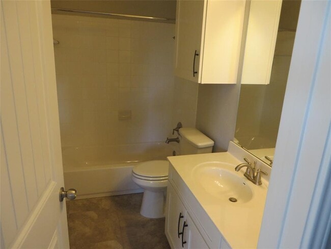 Building Photo - 13400 Briarwick Dr