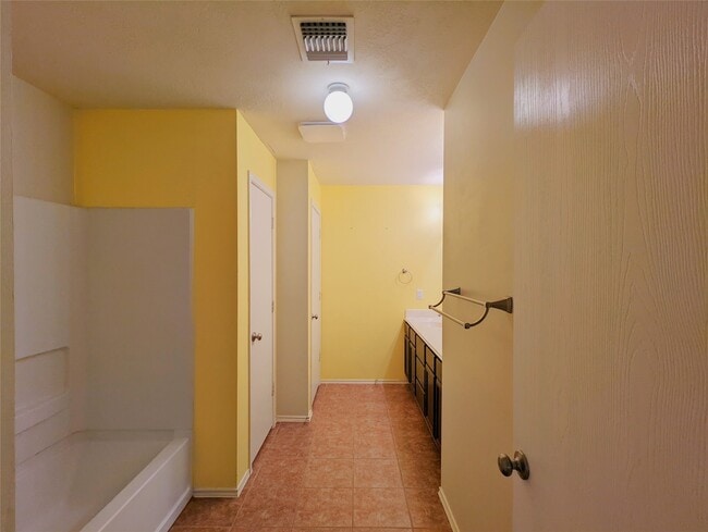 Building Photo - 8815 Lyndonnille Falls Ln