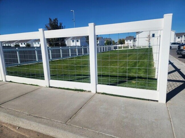 Building Photo - BEAUTIFUL 4 BEDROOM TOWNHOME for rent (or Rent-to-Own) in Ammon w/ 2 Car Garage! Deposit-Free Lea...