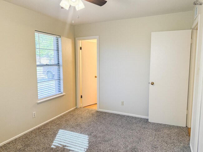 Building Photo - 5011 Rock Point St