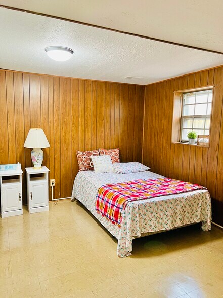 Building Photo - 1405 Pleasant Valley Dr