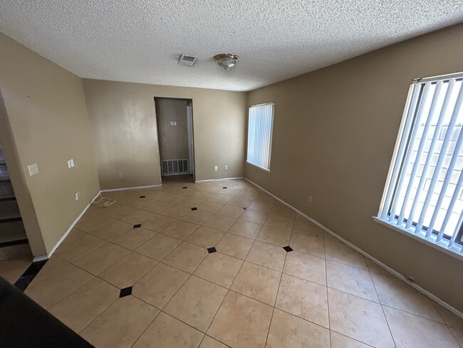Building Photo - 1523 Heirloom Ave