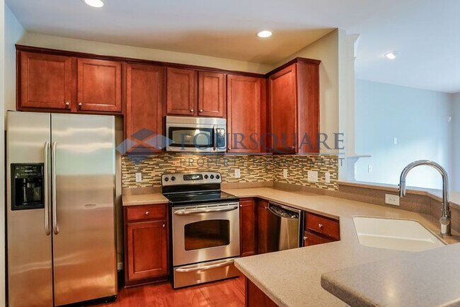 Building Photo - Townhome |Fenced Back Patio with Privacy F...