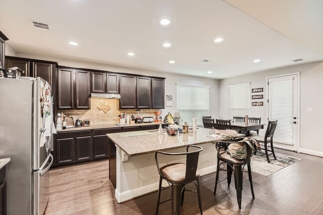 Building Photo - 5 Bedrooms and 3+ Living Spaces!