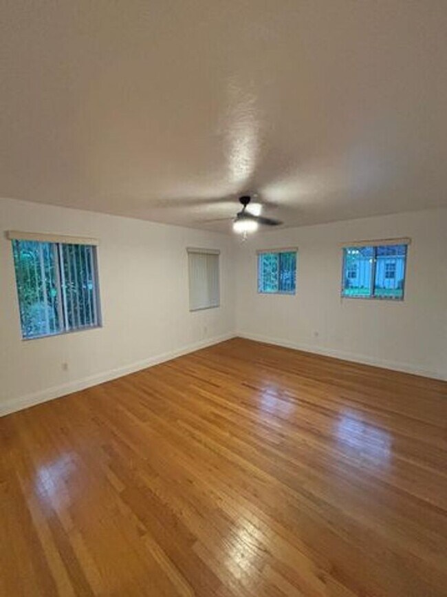 Building Photo - 117 SE 4th Ave