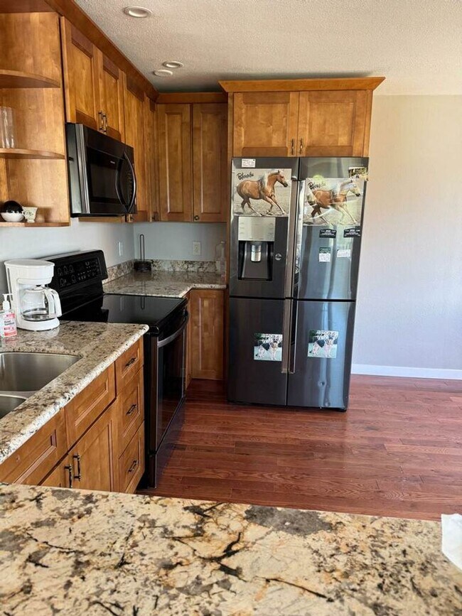 Building Photo - Move in ready rental in downtown Rainier with Columbia River views!