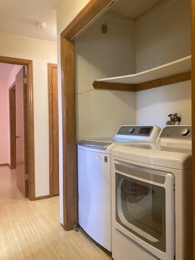 Building Photo - 2 Bedroom Apartment Near MSU! Small Dogs W...