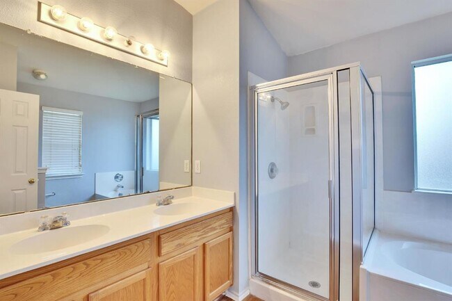 Building Photo - 1002 Remington Dr