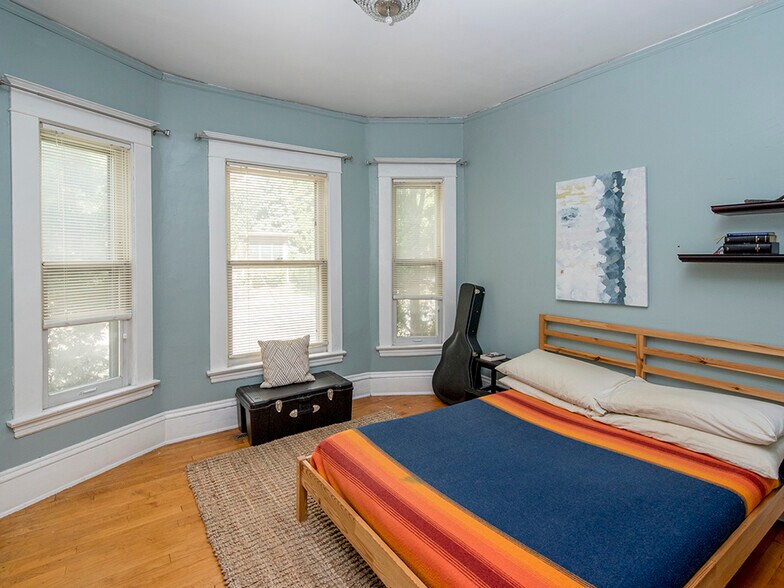 Main level large bedroom - 961 18th Ave SE