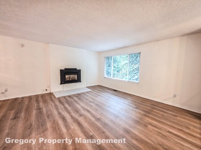 Building Photo - !! $3500 for 18 month lease !!  Private La...