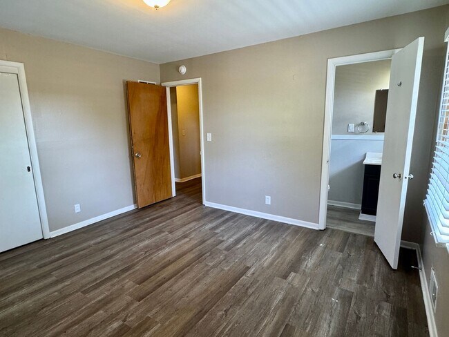 Building Photo - Spacious, Private Retreat in the Heart of the City