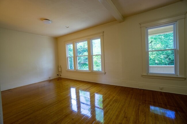 Building Photo - AVAILABLE 8/1/26 - 3 Bedroom with Off-Stre...