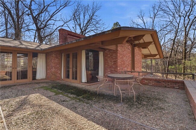 Building Photo - 951 Pembroke Rd