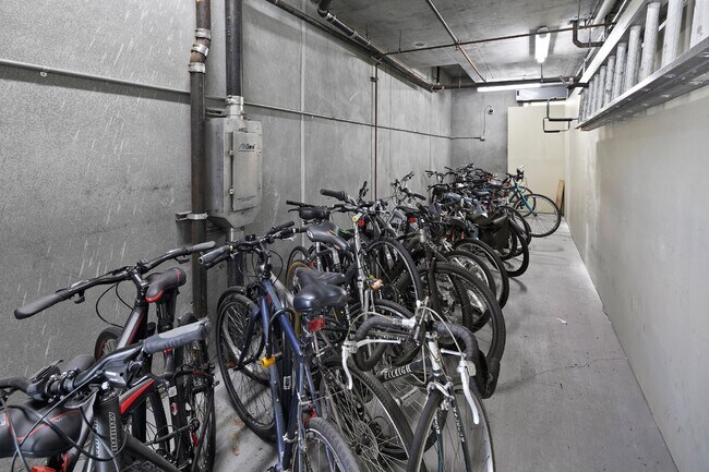 Building Photo - Modern West-Facing Condo with Spectacular Views and Prime Location in Hillcrest, San Diego