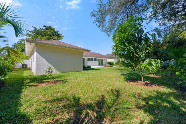 Building Photo - 9515 SW 118th Ct