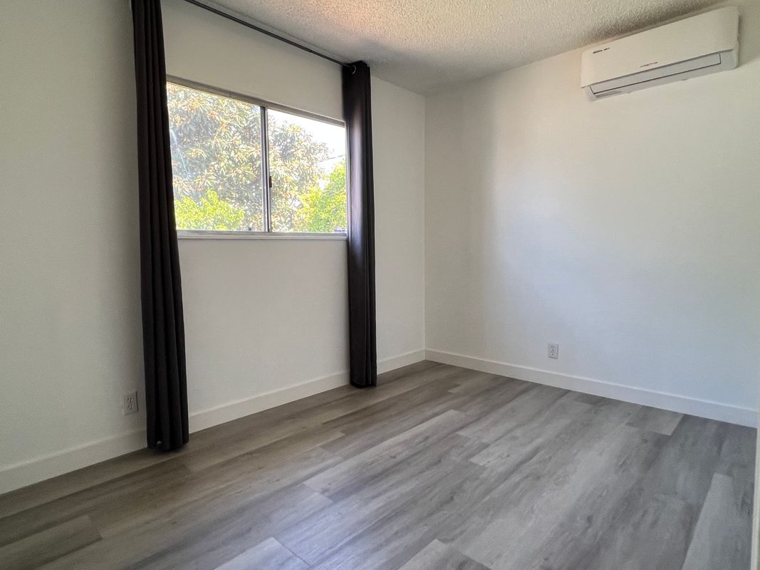 Building Photo - 1728 Larchwood Ave