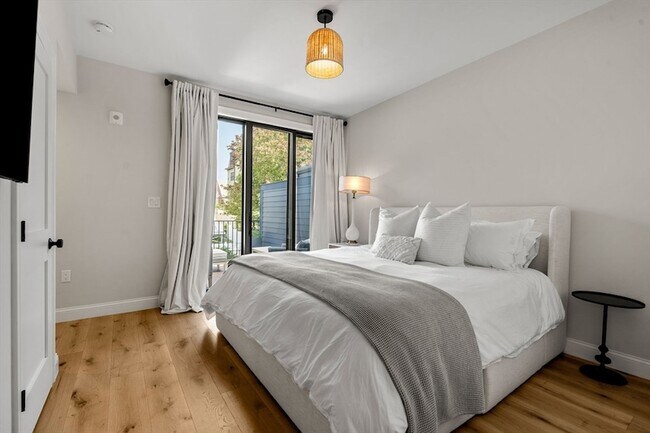 Building Photo - 722 E 5th St