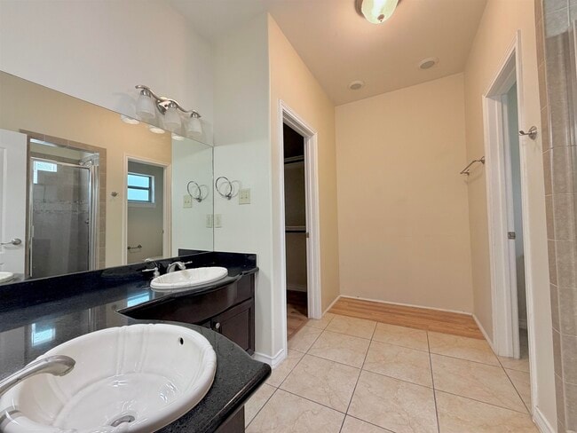 Building Photo - 707 St James Dr