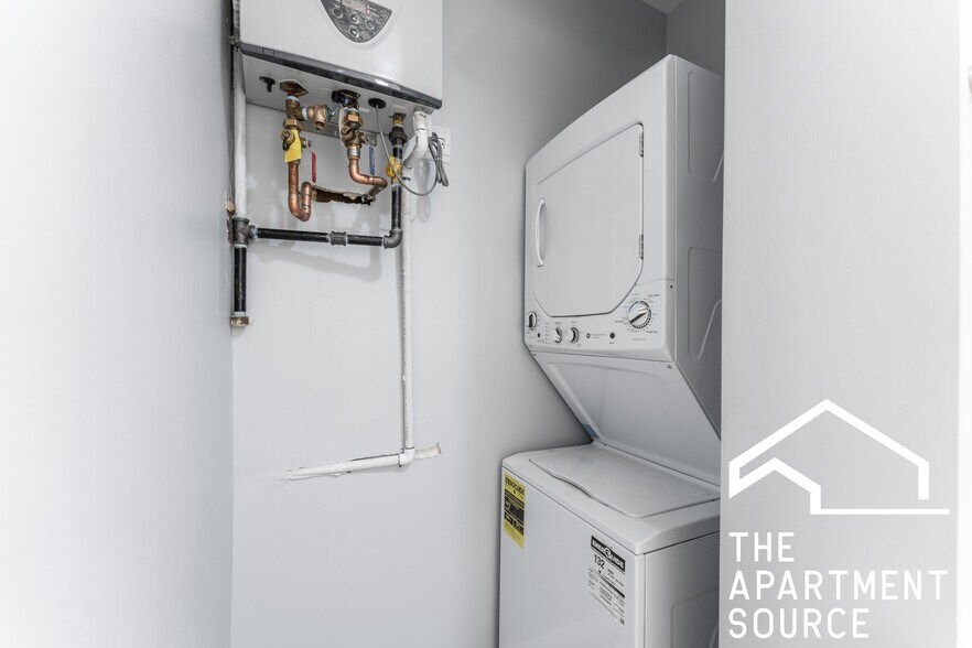 Building Photo - 1624 W Beach Ave