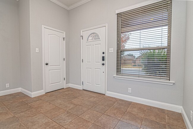 Building Photo - 5710 Llano Ct