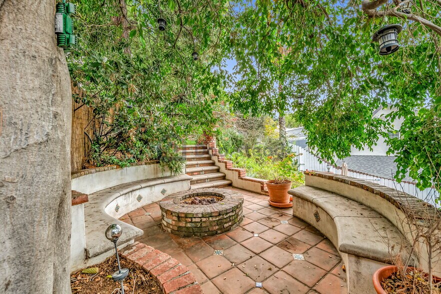 Building Photo - 5368 Calatrana Dr