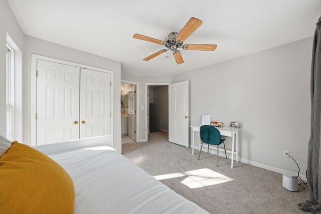 Building Photo - Enjoy the ease of condo style townhome living in this bright and inviting end unit.