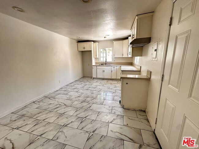 Building Photo - 820 E 84th Pl