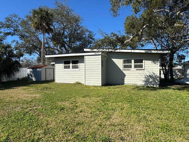 Building Photo - Remodeled 2/1.5 Close to the River!