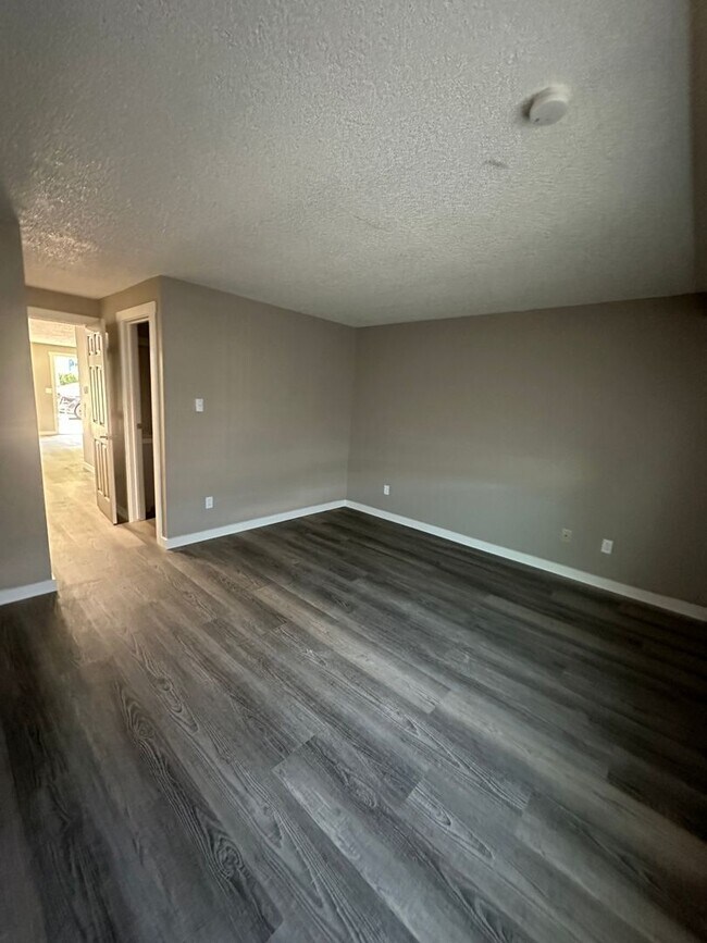 Building Photo - Downtown Renton ground floor gated condo f...