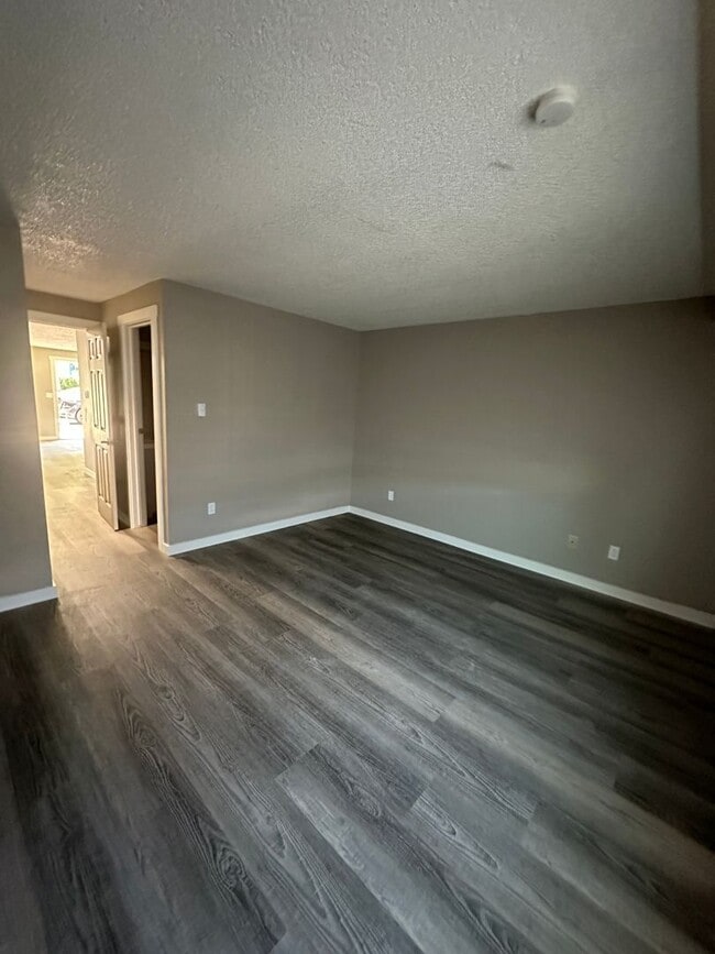 Building Photo - Downtown Renton ground floor gated condo for rent. Newly remodeled.