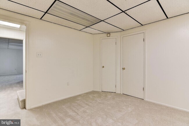 Building Photo - 6 Delta Ct