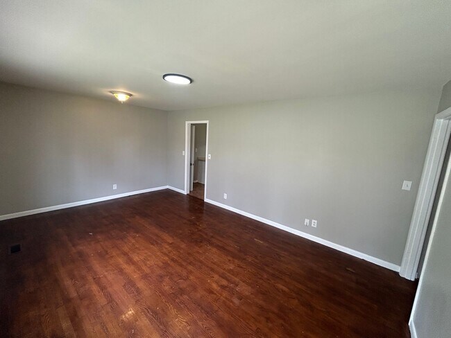 Building Photo - 3 Bedroom Brick Home with Hardwood Floors, Garage & Large Backyard