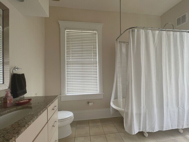 Building Photo - 2 BED | 2 BATH | PRIVATE FRONT AND BACK PORCH | MIDTOWN