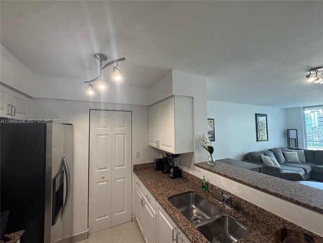 Building Photo - 1155 Brickell Bay Dr