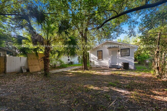 Building Photo - Newly Renovated 3 Bedroom Home With Modern Kitchen