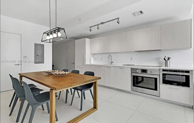 Building Photo - 501 NE 31st St