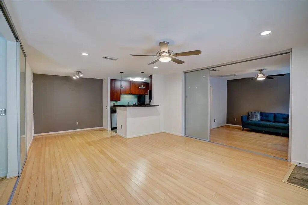 Building Photo - 1860 White Oak Dr
