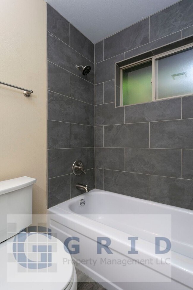 Building Photo - Gorgeous 2 Bedroom Apartment in Mt. Tabor - $500 MOVE IN SPECIAL!