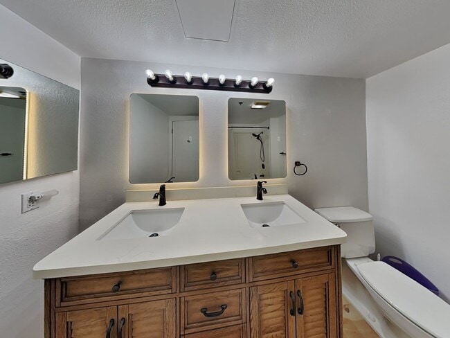 Building Photo - Well-Lit 1 Bedroom, 1 Bathroom Condo in Oa...