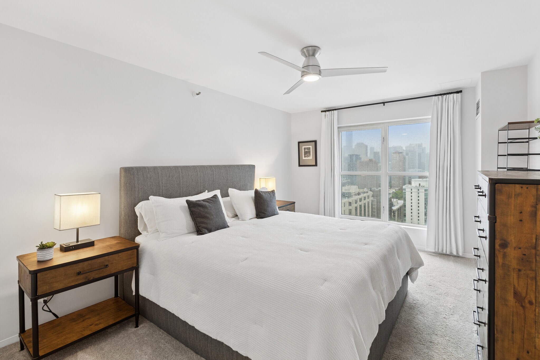 Bedroom with ceiling fan - 1212 N La Salle Dr