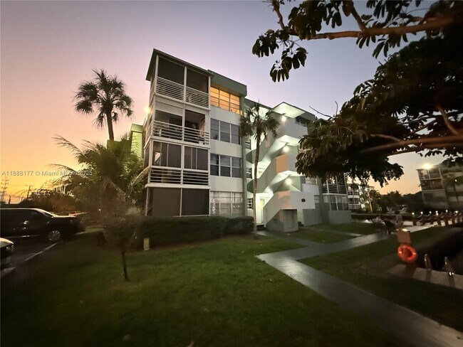 Building Photo - 2761 Taft St